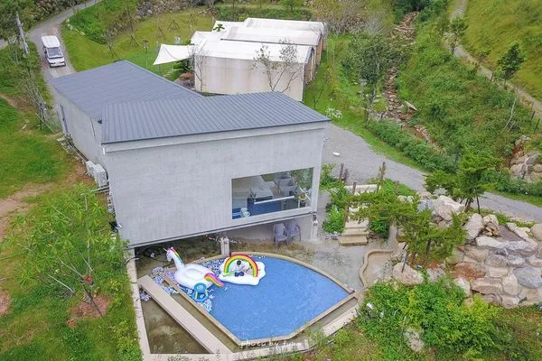 ▲▼最新南投埔里民宿「葉子祕境 YATS 森林系Villa」佔地1.2萬坪森林系Villa，門口就可以看到鴨鴨的溪流房、最新戲水池。（圖／部落客小腹婆大世界授權提供）