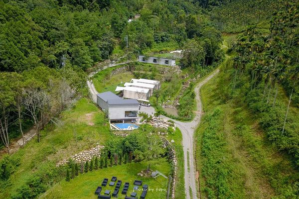 ▲▼最新南投埔里民宿「葉子祕境 YATS 森林系Villa」佔地1.2萬坪森林系Villa，門口就可以看到鴨鴨的溪流房、最新戲水池。（圖／部落客小腹婆大世界授權提供）