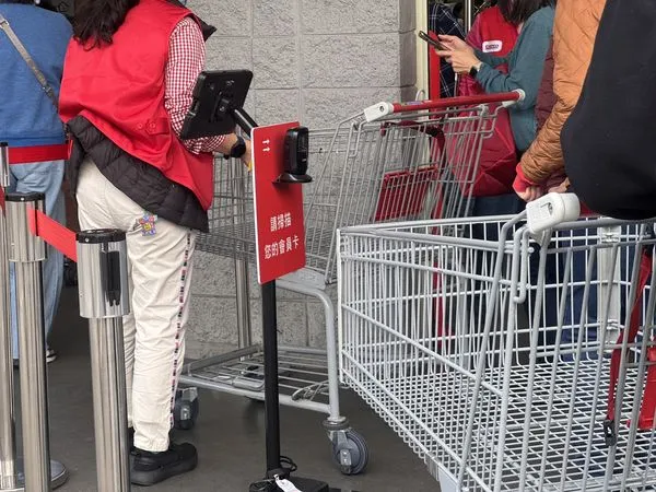 ▲▼好市多改為掃卡入場，會員進入賣場前，須先準備好實體會員卡或電子會員卡。（圖／網友提供）