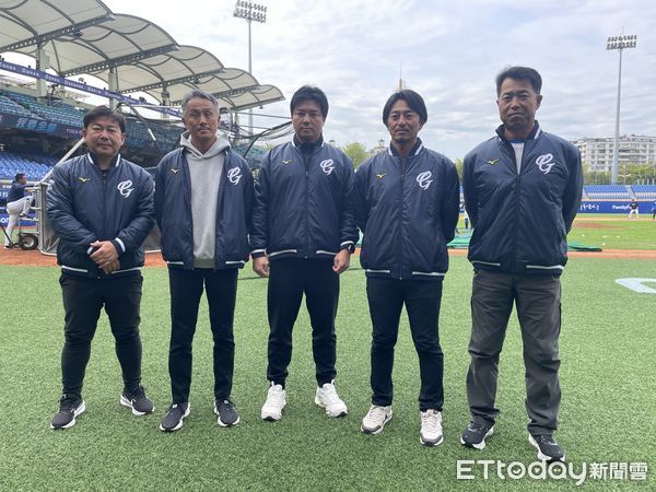 ▲林威助（中）率領日籍教練團。（圖／記者楊舒帆攝）
