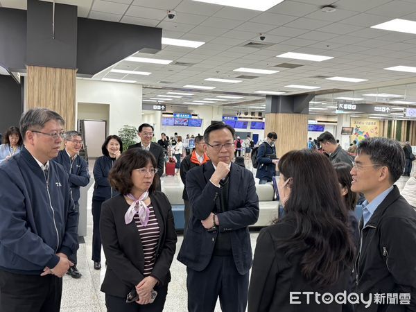 ▲▼交通部次長林國顯今天前往松山機場視察連假疏運。（圖／民航局提供）