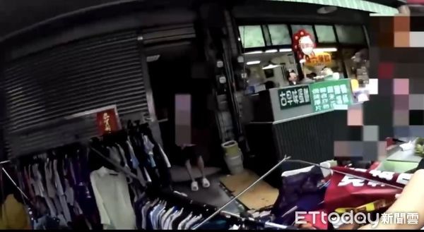 ▲自小貨車倒車在內埔鄉昭勝路擦撞攤商衣架            。（圖／民眾提供）