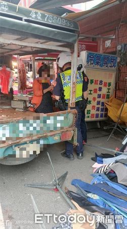 ▲自小貨車倒車在內埔鄉昭勝路擦撞攤商衣架            。（圖／民眾提供）