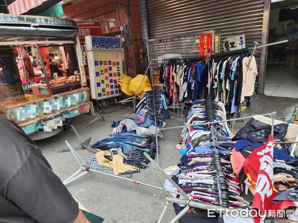 ▲自小貨車倒車在內埔鄉昭勝路擦撞攤商衣架            。（圖／民眾提供）