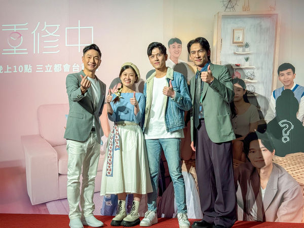 圖二：戀愛偵查團代表謝祖武（左一）、温昇豪（右一）為世新大學知名校友。（圖／世新大學提供）
