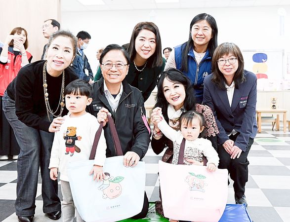 ▲桃園市長張善政伉儷今天聯袂出席桃園市婦幼衛生所啟動儀式。（圖／市府新聞處提供）