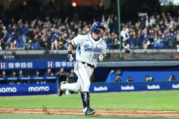 ▲戴培峰開轟。（圖／富邦悍將提供）