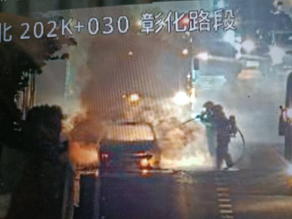▲國1北202K火燒車。（圖／翻攝自國道1968）