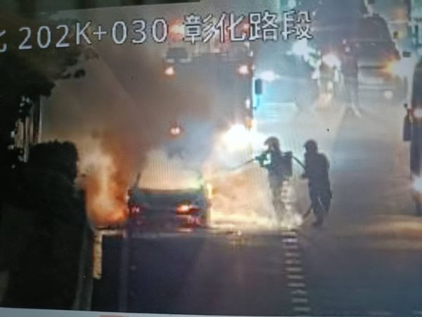 ▲國1北202K火燒車。（圖／翻攝自國道1968）