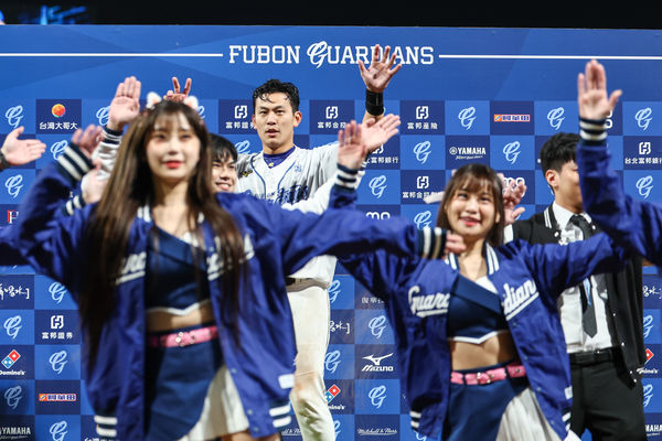 ▲▼戴培峰跳MVP舞蹈。（圖／富邦悍將提供）