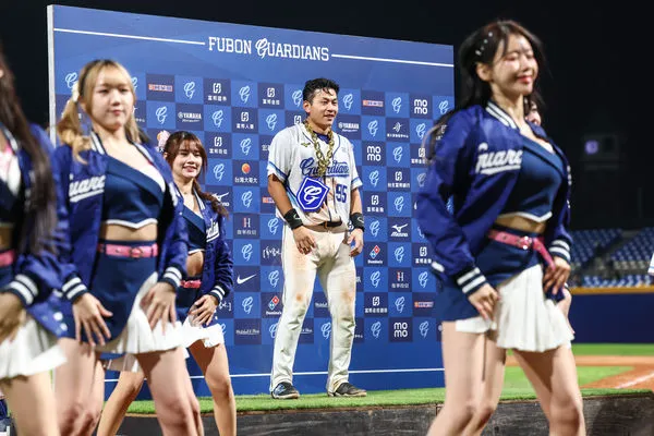 ▲▼戴培峰跳MVP舞蹈。（圖／富邦悍將提供）