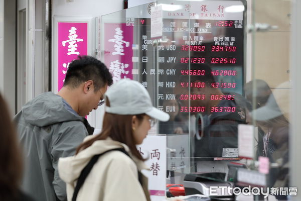 ▲▼松山機場台灣銀行兆豐銀行外幣兌換櫃台，旅客兌換外幣情形。（圖／記者湯興漢攝）