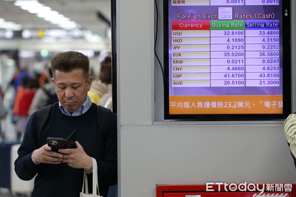 ▲▼松山機場台灣銀行兆豐銀行外幣兌換櫃台，旅客兌換外幣情形。（圖／記者湯興漢攝）