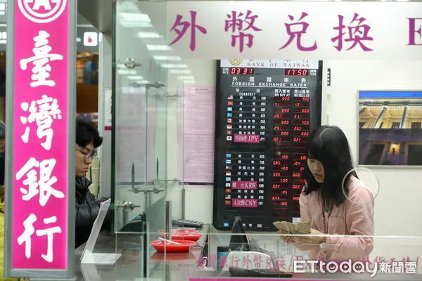 ▲▼松山機場台灣銀行兆豐銀行外幣兌換櫃台，旅客兌換外幣情形。（圖／記者湯興漢攝）