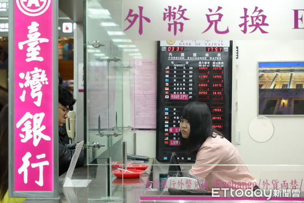 ▲▼松山機場台灣銀行兆豐銀行外幣兌換櫃台，旅客兌換外幣情形。（圖／記者湯興漢攝）