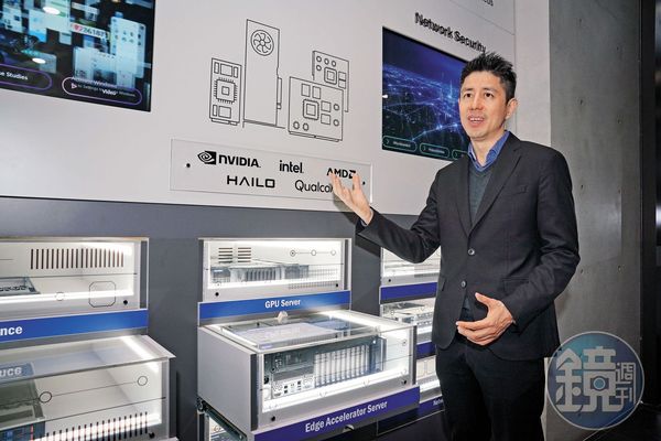 工業電腦龍頭研華率先在自家產線導入3項生成式邊緣AI專案，為工廠自動化帶來新突破。圖為研華邊緣伺服器事業副總鮑志偉。