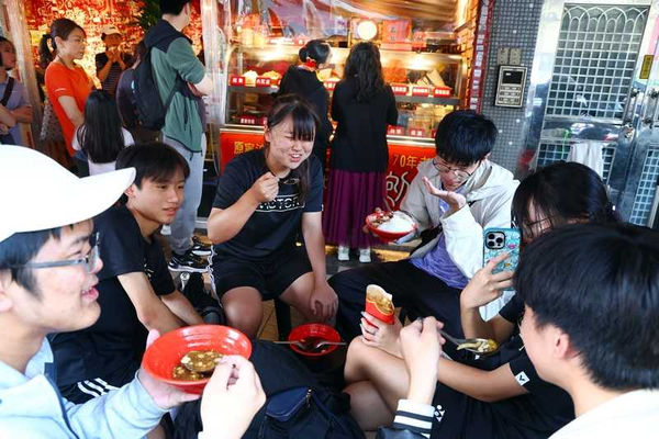 清明時節氣候多變，有時悶熱會讓人想大啖冰品，醫師建議別碰以免傷了陽氣。（圖／報系資料照）