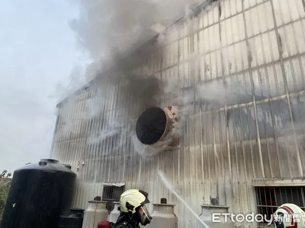 ▲▼台中車床工廠凌晨大火，驚悚濃煙狂竄出，幸無人傷亡。（圖／民眾提供，下同）