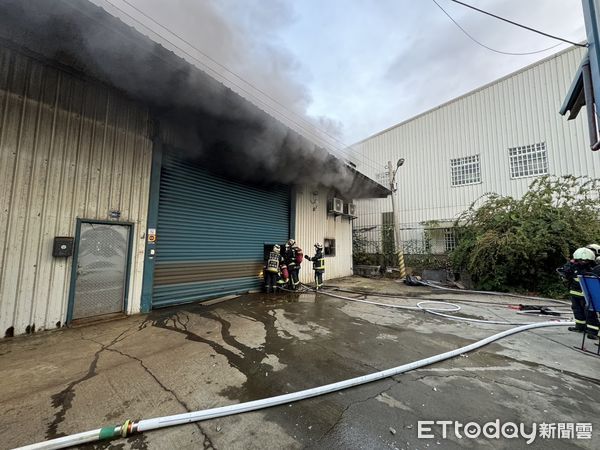 ▲▼台中車床工廠凌晨大火，驚悚濃煙狂竄出，幸無人傷亡。（圖／民眾提供，下同）