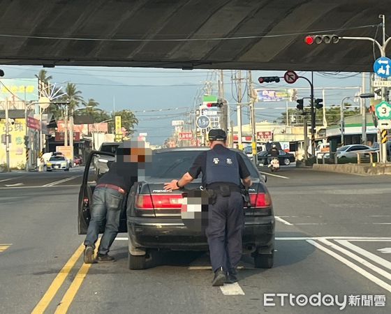▲屏東警分局繁華派出所所長陳文彬與警員李憲嘉迅速排除李男故障車輛             。（圖／記者陳崑福翻攝）