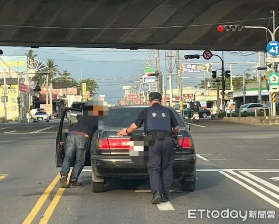 ▲屏東警分局繁華派出所所長陳文彬與警員李憲嘉迅速排除李男故障車輛             。（圖／記者陳崑福翻攝）
