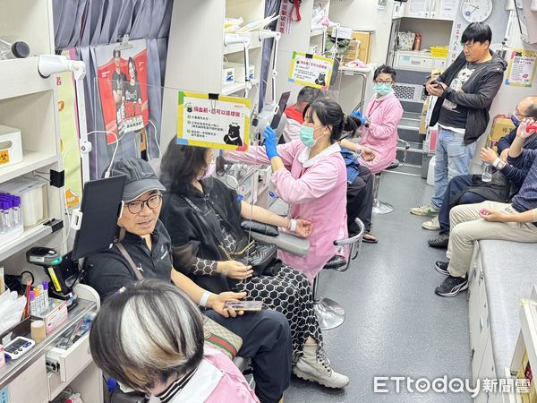 ▲祀典武廟攜手宜得家國際與愛在台南教育關懷協會，共同舉辦「愛在台南．武廟熱血」公益捐血活動，號召在地友善企業團體與社會大眾挽袖捐血。（圖／記者林東良攝，下同）