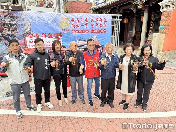 ▲祀典武廟攜手宜得家國際與愛在台南教育關懷協會，共同舉辦「愛在台南．武廟熱血」公益捐血活動，號召在地友善企業團體與社會大眾挽袖捐血。（圖／記者林東良攝，下同）