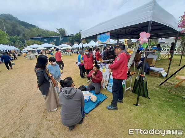 ▲台南市南化區公所主辦的黑糖節活動於3日寶光聖堂舉辦，南消二大隊南化消防分隊藉此機會設立防火宣導攤位，攜手向民眾推廣防災觀念。（圖／記者林東良翻攝，下同）