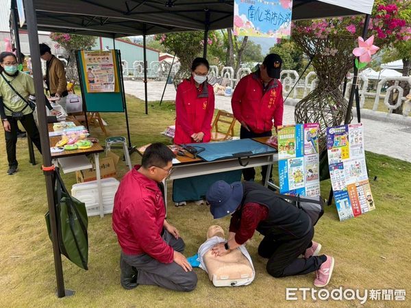 ▲台南市南化區公所主辦的黑糖節活動於3日寶光聖堂舉辦，南消二大隊南化消防分隊藉此機會設立防火宣導攤位，攜手向民眾推廣防災觀念。（圖／記者林東良翻攝，下同）