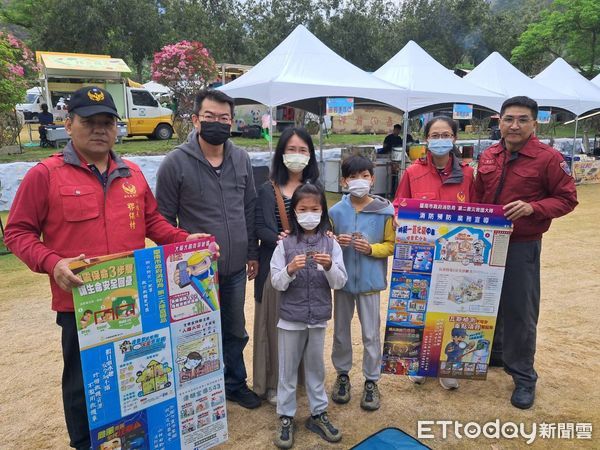 ▲台南市南化區公所主辦的黑糖節活動於3日寶光聖堂舉辦，南消二大隊南化消防分隊藉此機會設立防火宣導攤位，攜手向民眾推廣防災觀念。（圖／記者林東良翻攝，下同）