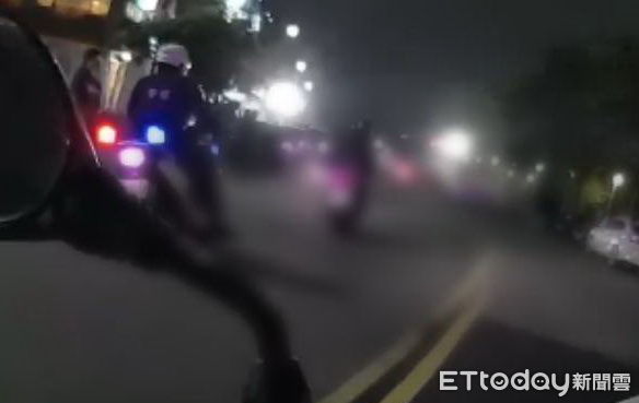 ▲▼阮姓男子騎機車因未開大燈，遭警攔查拒檢，最後自撞人行道噴飛。（圖／記者吳世龍翻攝）