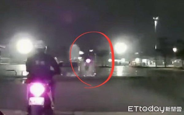 ▲▼阮姓男子騎機車因未開大燈，遭警攔查拒檢，最後自撞人行道噴飛。（圖／記者吳世龍翻攝）