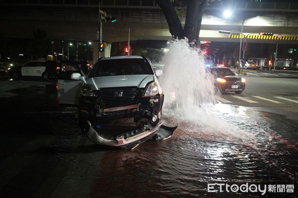 ▲▼台中男子酒駕撞毀消防栓，造成大噴水。（圖／民眾提供，下同）          