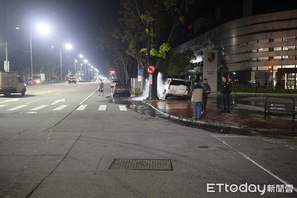 ▲▼台中男子酒駕撞毀消防栓，造成大噴水。（圖／民眾提供，下同）          