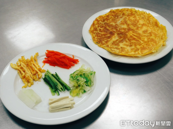 ▲春捲材料更換成易吞嚥的食材，亦不失美味。（圖／記者許宥孺翻攝）