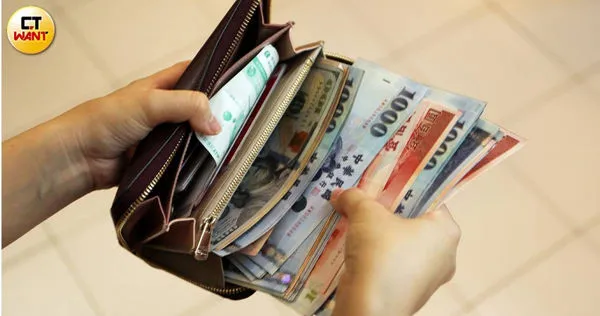 廖嘉紅指出，年滿60歲就可請領「勞工退休金」。（示意圖／于魯光攝）