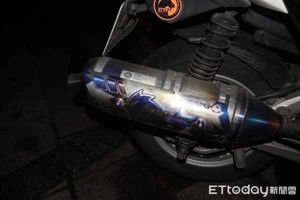 ▲鄭姓騎士第3次噪音違規且使用未認證非原廠排氣管，遭罰萬餘元。（圖／桃園警分局提供、下同）