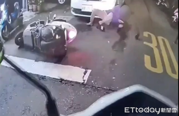 ▲逃逸越南移工酒騎，自摔後遭警查獲。（圖／桃園警分局提供）