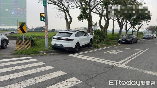 ▲▼ 昨(2)日清晨6時許，一台保時捷凱燕行經雲林縣虎尾鎮科虎路與虎興南路路口時，自撞路樹   。（圖／記者游瓊華翻攝）