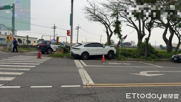▲▼ 昨(2)日清晨6時許，一台保時捷凱燕行經雲林縣虎尾鎮科虎路與虎興南路路口時，自撞路樹   。（圖／記者游瓊華翻攝）