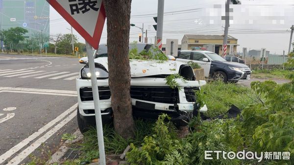 ▲▼ 昨(2)日清晨6時許，一台保時捷凱燕行經雲林縣虎尾鎮科虎路與虎興南路路口時，自撞路樹   。（圖／記者游瓊華翻攝）