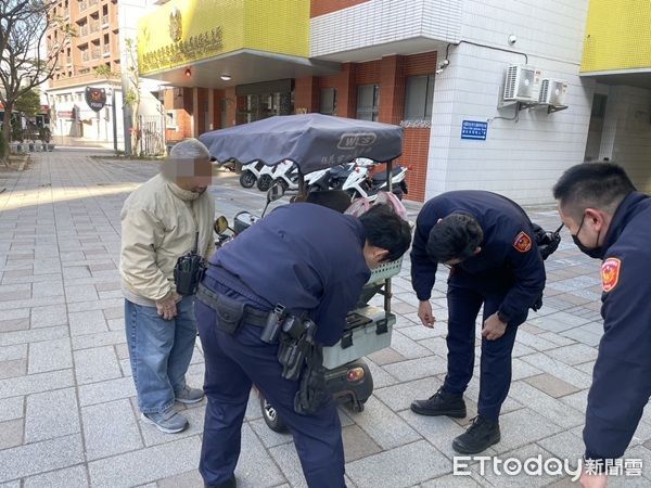 ▲倪姓男子騎輔助電動車外出買菜，卻沒電刁車求助警方。（圖／中壢警分局提供）