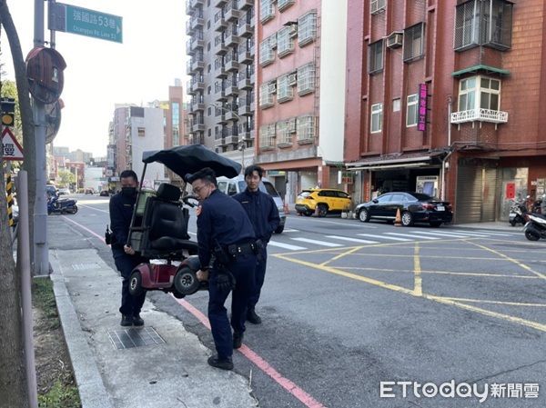 ▲▼3名員警合力扛起輔助車回派出所充電，讓倪翁得以騎回家。（圖／中壢警分局提供）