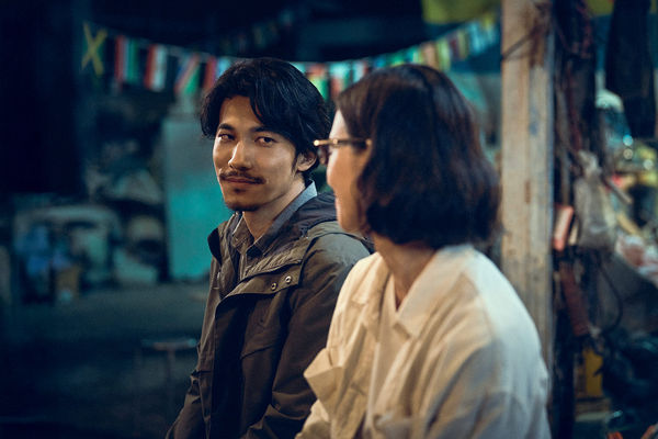 ▲《The Outlaw Doctor 化外之醫》連炳發與張鈞甯面臨最大困難手術。（圖／公視、中華電信、瀚草文創提供）