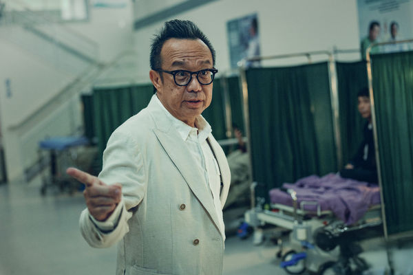 ▲《The Outlaw Doctor 化外之醫》連炳發與張鈞甯面臨最大困難手術。（圖／公視、中華電信、瀚草文創提供）