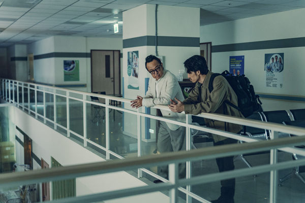 ▲《The Outlaw Doctor 化外之醫》連炳發與張鈞甯面臨最大困難手術。（圖／公視、中華電信、瀚草文創提供）