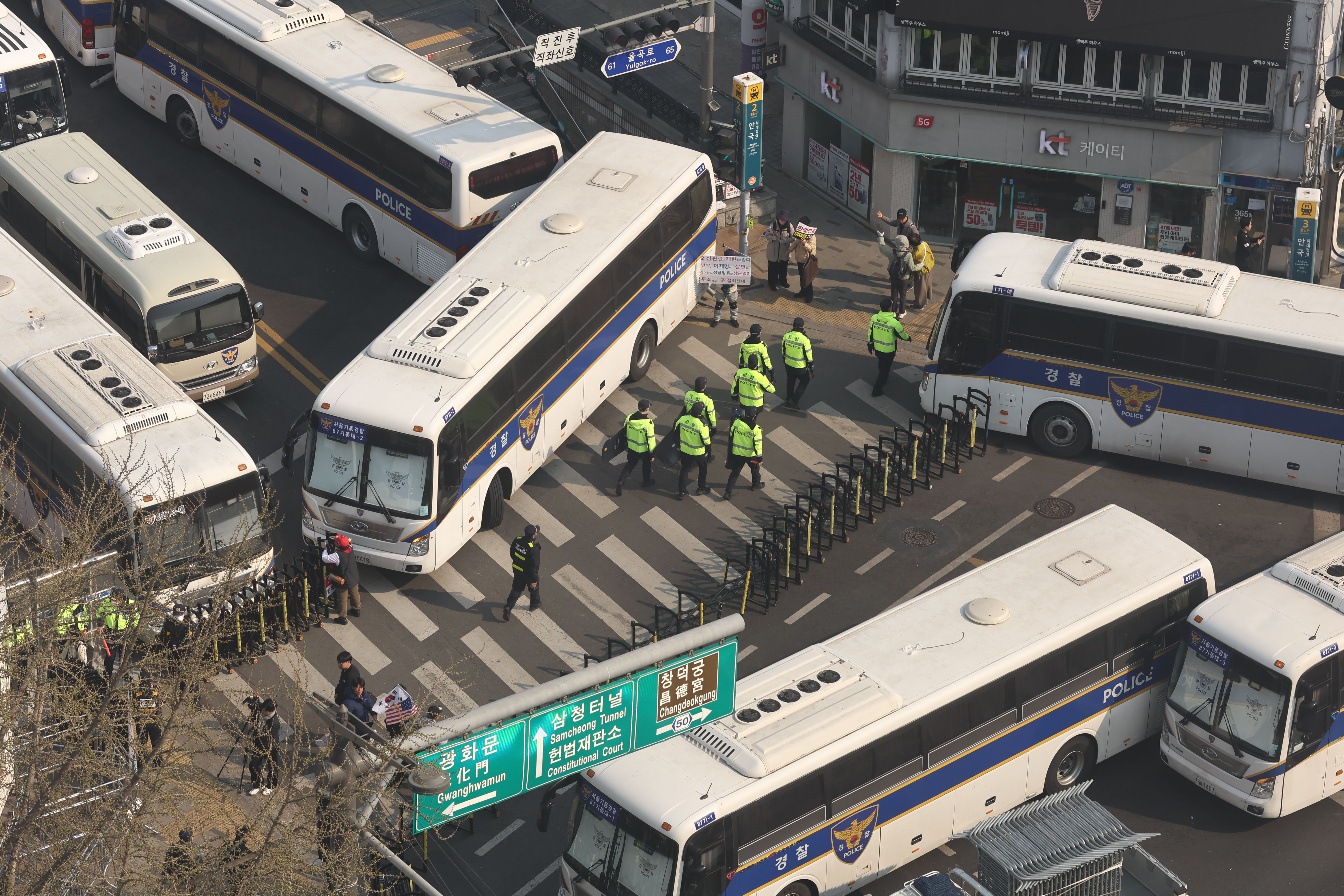 ▲▼尹錫悅彈劾案裁決宣布在即，民眾聚集在憲法裁判所附近抗議。（圖／達志影像／newscom）