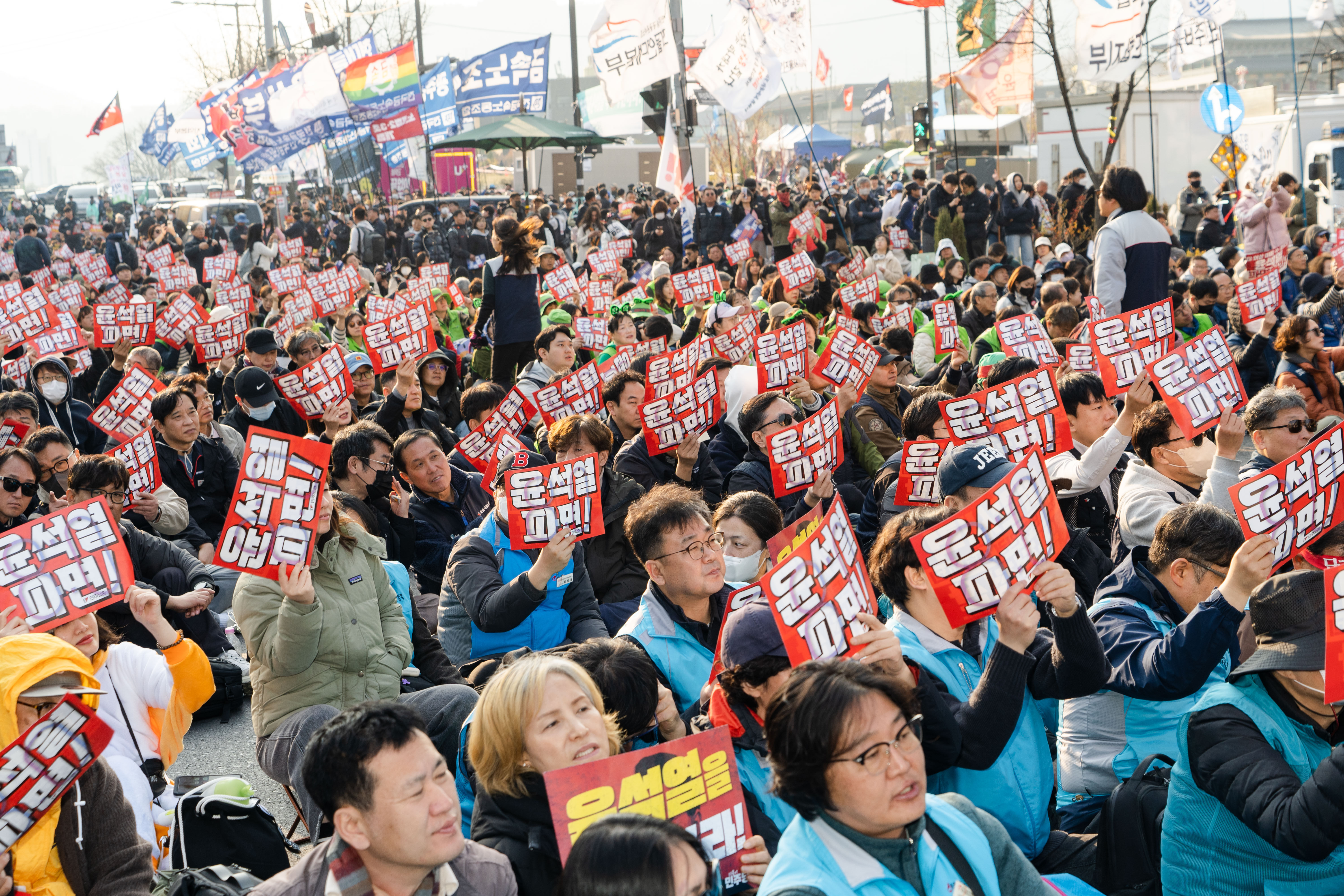 ▲▼尹錫悅彈劾案裁決宣布在即,民眾聚集在憲法裁判所附近抗議,呼籲罷免尹錫悅。(圖/達志影像/newscom)