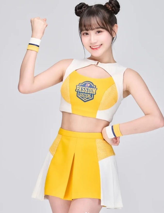 ▲▼邊荷律搭機「狂敲抱枕」！餓等飛機餐&hellip;經紀人：叫妳拍片不是拍這種。（圖／翻攝自IG、Threads）