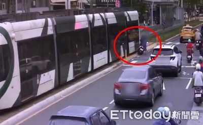 高雄輕軌又被撞!三寶女「鬼切沒閃過」慘被開罰法辦 高捷將求償